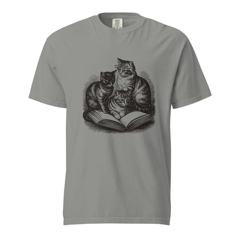 T-Shirt für Katzenliebhaber, T-Shirt mit drei lesenden Katzen, Comfort Colors Katzen- und Bücher-T-Shirt, T-Shirt für bücherwütige Katzenmama, Lustiges Katzen-Buch-T-Shirt Bild 3