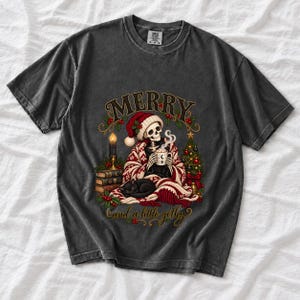 Готично-уютный скелет в колпаке «Merry and a Little Gothy»