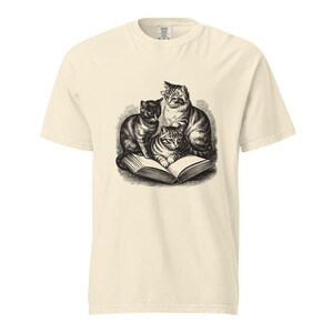 T-Shirt für Katzenliebhaber, T-Shirt mit drei lesenden Katzen, Comfort Colors Katzen- und Bücher-T-Shirt, T-Shirt für bücherwütige Katzenmama, Lustiges Katzen-Buch-T-Shirt Bild 5