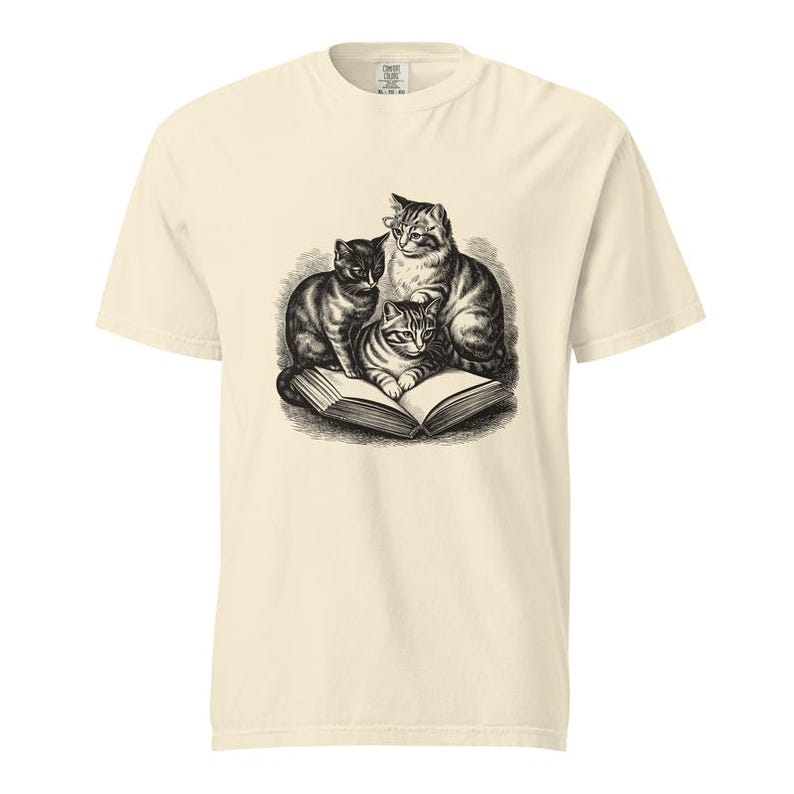 T-Shirt für Katzenliebhaber, T-Shirt mit drei lesenden Katzen, Comfort Colors Katzen- und Bücher-T-Shirt, T-Shirt für bücherwütige Katzenmama, Lustiges Katzen-Buch-T-Shirt Bild 5