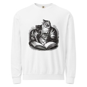Sweatshirt voor kattenliefhebbers, trui met drie lezende katten, Comfort Colors kattenpullover, sweatshirt voor boekenwurm met kattenprint afbeelding 5