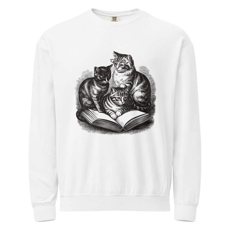 Sweatshirt voor kattenliefhebbers, trui met drie lezende katten, Comfort Colors kattenpullover, sweatshirt voor boekenwurm met kattenprint afbeelding 5