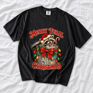 Енот в колпаке Санты «Merry Feral Christmas»