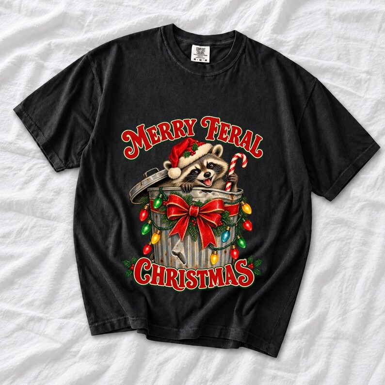 Енот в колпаке Санты «Merry Feral Christmas»