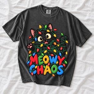 Чёрный кот в гирлянде «Meowy Chaos»