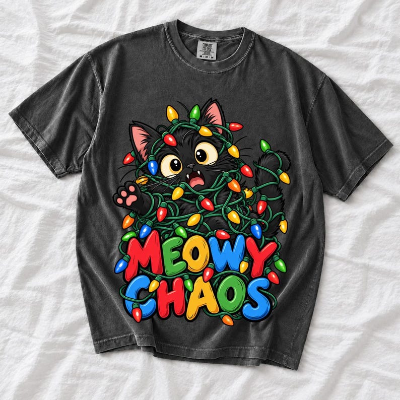 Чёрный кот в гирлянде «Meowy Chaos»