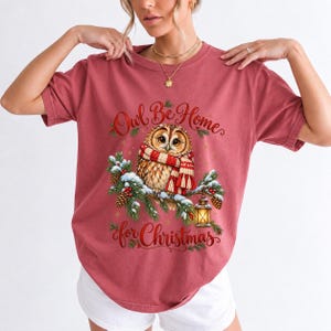 Сова в вязаном шарфе в снегу «Owl Be Home for Christmas»