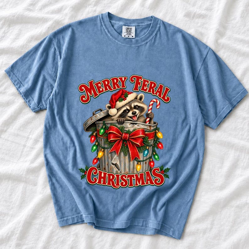 Енот в колпаке Санты «Merry Feral Christmas»