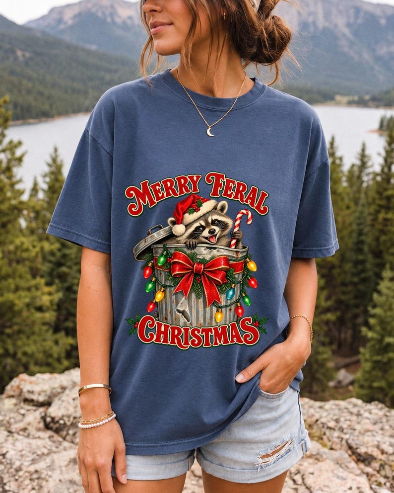 Енот в колпаке Санты «Merry Feral Christmas»