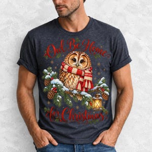 Сова в вязаном шарфе в снегу «Owl Be Home for Christmas»