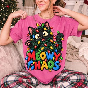 Чёрный кот в гирлянде «Meowy Chaos»