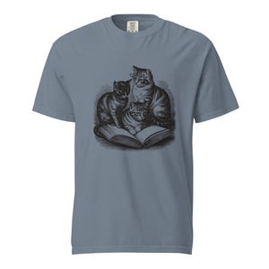 T-Shirt für Katzenliebhaber, T-Shirt mit drei lesenden Katzen, Comfort Colors Katzen- und Bücher-T-Shirt, T-Shirt für bücherwütige Katzenmama, Lustiges Katzen-Buch-T-Shirt Bild 1