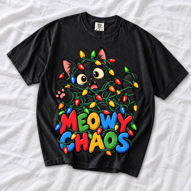 Чёрный кот в гирлянде «Meowy Chaos»