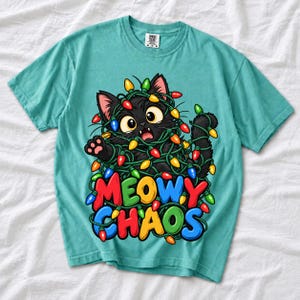 Чёрный кот в гирлянде «Meowy Chaos»