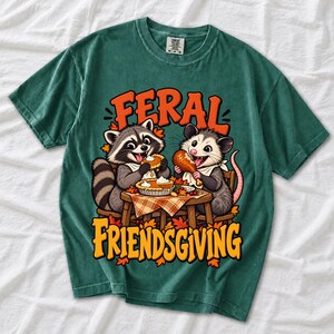 «Feral Friendsgiving» — енот и опоссум за столом