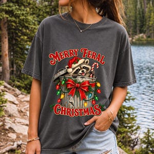 Енот в колпаке Санты «Merry Feral Christmas»