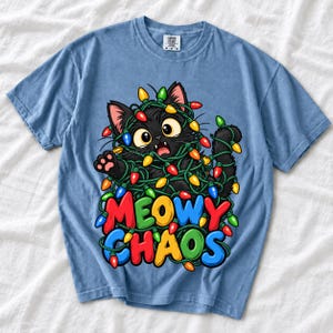 Чёрный кот в гирлянде «Meowy Chaos»