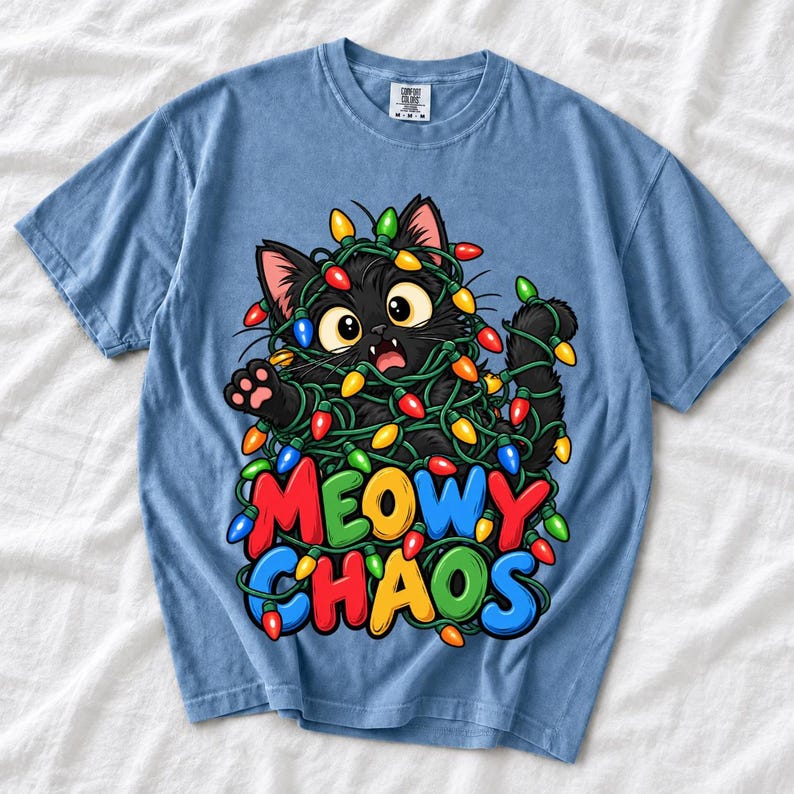Чёрный кот в гирлянде «Meowy Chaos»