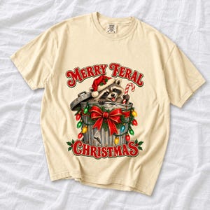Енот в колпаке Санты «Merry Feral Christmas»