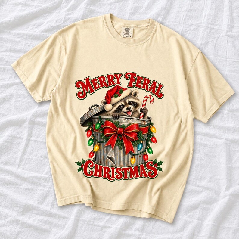 Енот в колпаке Санты «Merry Feral Christmas»