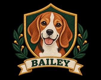 Op de afbeelding: Een geborduurde patch met het gezicht van een beagle-hond, gecentreerd in een donkergroen schild met een gouden rand. Het schild wordt geflankeerd door groene lauriertakken met gouden bessen. Een wit lint eronder toont de naam BAILEY in groen.