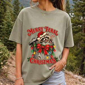 Енот в колпаке Санты «Merry Feral Christmas»