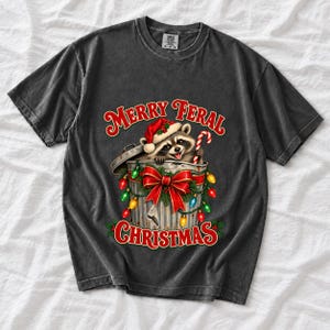 Енот в колпаке Санты «Merry Feral Christmas»