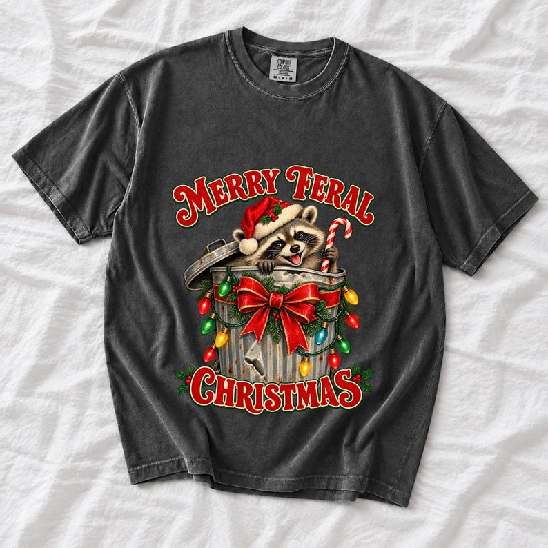 Енот в колпаке Санты «Merry Feral Christmas»