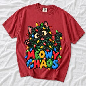 Чёрный кот в гирлянде «Meowy Chaos»
