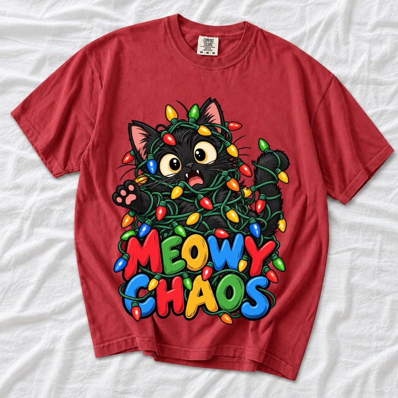 Чёрный кот в гирлянде «Meowy Chaos»