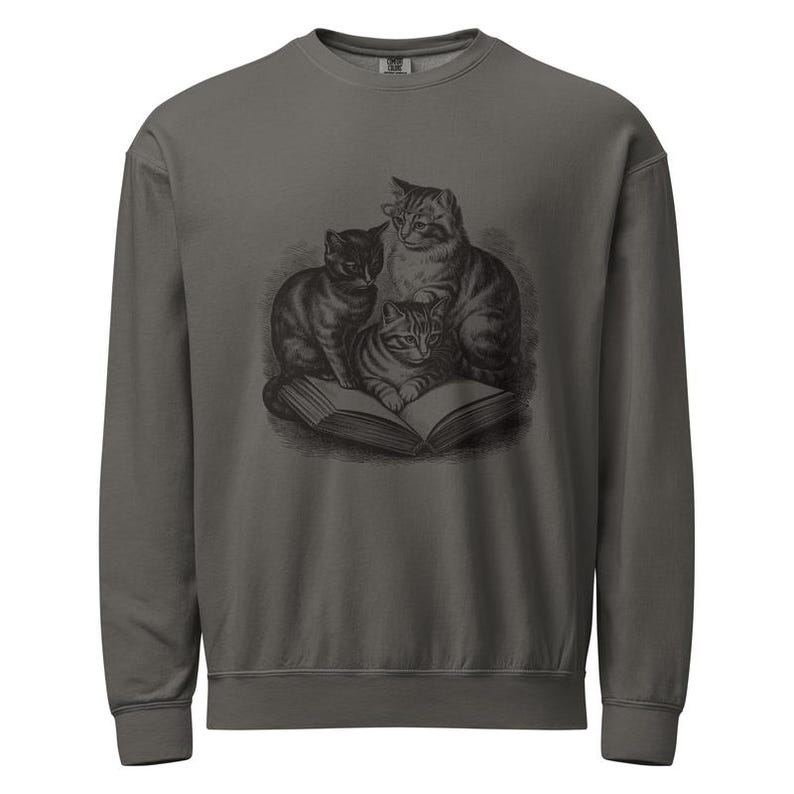 Sweatshirt voor kattenliefhebbers, trui met drie lezende katten, Comfort Colors kattenpullover, sweatshirt voor boekenwurm met kattenprint afbeelding 2