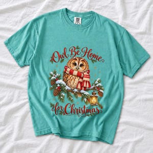 Сова в вязаном шарфе в снегу «Owl Be Home for Christmas»