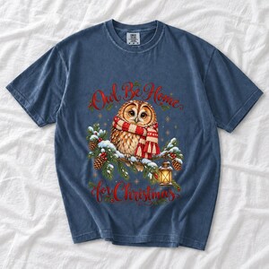 Сова в вязаном шарфе в снегу «Owl Be Home for Christmas»