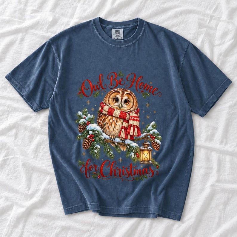 Сова в вязаном шарфе в снегу «Owl Be Home for Christmas»