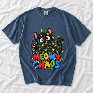 Чёрный кот в гирлянде «Meowy Chaos»