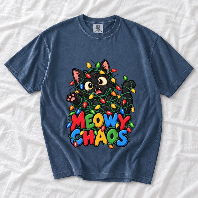 Чёрный кот в гирлянде «Meowy Chaos»