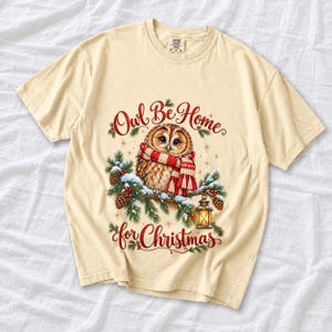 Сова в вязаном шарфе в снегу «Owl Be Home for Christmas»