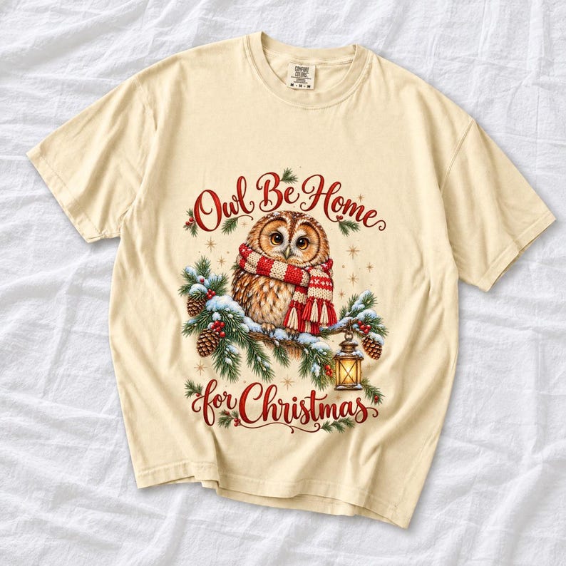 Сова в вязаном шарфе в снегу «Owl Be Home for Christmas»