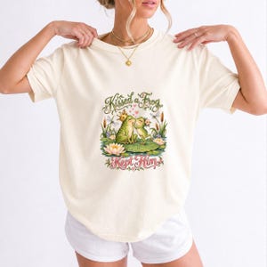 Comfort Colors Frog Couple Shirt, Kissed a Frog Kept Him Tee, Funny Frog Prince T-shirt, Cottagecore Frog Love Shirt, Women Frog Tee