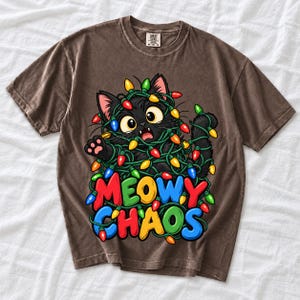 Чёрный кот в гирлянде «Meowy Chaos»
