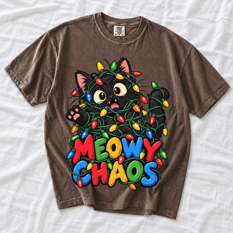 Чёрный кот в гирлянде «Meowy Chaos»