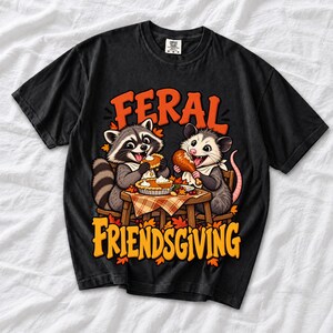 «Feral Friendsgiving» — енот и опоссум за столом