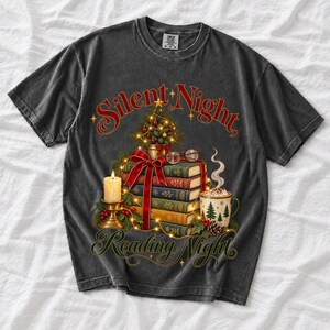Стопка рождественских книг «Silent Night, Reading Night»