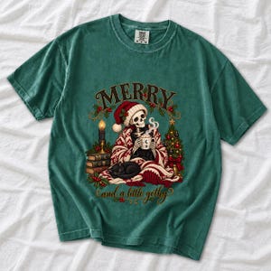 Готично-уютный скелет в колпаке «Merry and a Little Gothy»