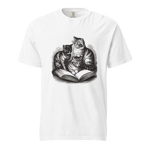 T-Shirt für Katzenliebhaber, T-Shirt mit drei lesenden Katzen, Comfort Colors Katzen- und Bücher-T-Shirt, T-Shirt für bücherwütige Katzenmama, Lustiges Katzen-Buch-T-Shirt Bild 6