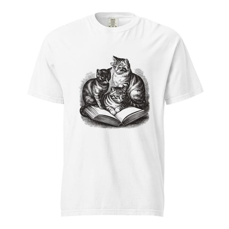 T-Shirt für Katzenliebhaber, T-Shirt mit drei lesenden Katzen, Comfort Colors Katzen- und Bücher-T-Shirt, T-Shirt für bücherwütige Katzenmama, Lustiges Katzen-Buch-T-Shirt Bild 6