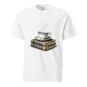Camiseta de té y libros, camiseta estilo cottagecore para amantes del té, camiseta Comfort Colors para amantes de los libros con diseño de taza de té, camiseta para amantes de los libros imagen 5