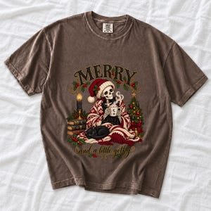 Готично-уютный скелет в колпаке «Merry and a Little Gothy»