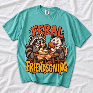 «Feral Friendsgiving» — енот и опоссум за столом
