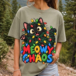 Чёрный кот в гирлянде «Meowy Chaos»